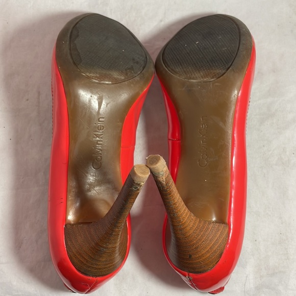 Calvin Klein Orange Patent Leather Almond shaped closed toe whinnie pumps Size 9 - Picture 8 of 11